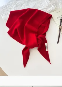 Roter Strick Dreiecktuch Schal Detailansicht, Wollmischung warme Mode Herbst Winter.