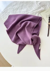 Details des einfarbigen wolleihaltigen Dreiecks-Strickschals, vielseitiger Schal und Mantel.