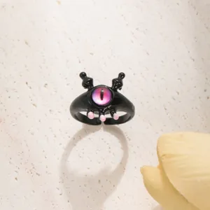 Anello aperto con piccolo mostro carino e occhio di gatto, gioiello da donna vista dettaglio.