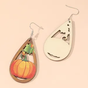 Boucles d'oreilles pendantes en bois d'automne Thanksgiving avec détails de citrouille.