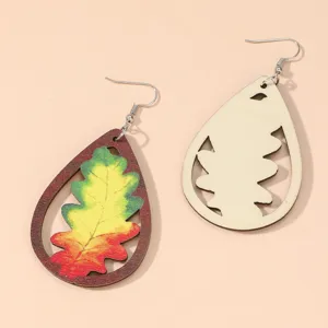 Détail boucles d'oreilles feuille d'érable en bois, design creux, bijoux d'automne.