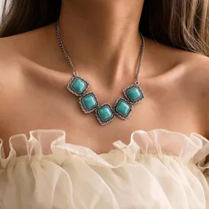Detailopname van vintage etnische turquoise vierkante hanger ketting, elegante zilveren stijl.