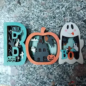 Détail du panneau BOO en bois d'Halloween, ornement creux citrouille et fantôme 3D.