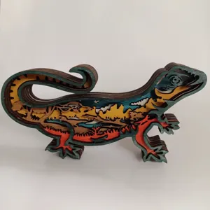 Gros plan détaillé d'un ornement de lézard en bois multicouche avec sculpture ajourée 3D complexe.