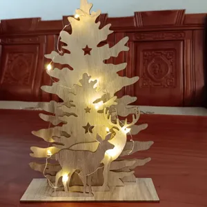 Detail de sapin et cerf de Noel en bois avec guirlande lumineuse LED pour decoration.