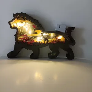 Nahaufnahme der geschnitzten Holzlampe mit warmer LED-Beleuchtung im inneren Savannen-Design.