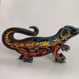 Vue détaillée de la sculpture de lézard en bois, design ajouré multicouche 3D pour bureau.