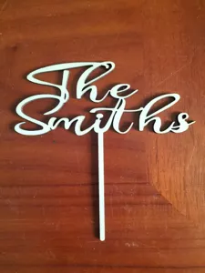 Ξύλινο topper τούρτας με το κείμενο The Smiths σε λευκό για διακόσμηση πάρτι γενεθλίων.