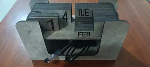 Détail de calendrier perpétuel en bois, organisateur de bureau vintage avec affichage.