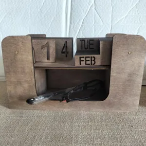 Décoration de bureau calendrier perpétuel vintage en bois avec blocs détaillés.