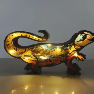 Ornement de Bureau en Bois Lézard Creux 3D Figurine Animale Sculptée Créative Avec Lumière LED Décoration de Bureau à Domicile