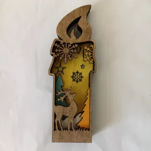Décoration de bureau bougie de Noël en bois avec renne et flocons de neige ajourés.