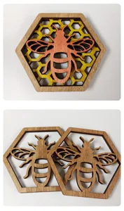 Nahaufnahmen von geschichteten Holz-Bienen- und Waben-Untersetzern mit filigranem Hohl-Design.