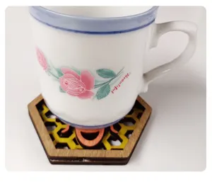 Hölzernes Waben-Untersetzer-Set mit Keramik-Rosenmuster-Tasse für Schreibtischdekoration neu