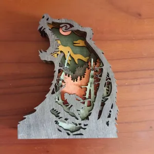 Gros plan détaillé d'un ornement de sculpture d'animal en bois multicouche pour le bureau.