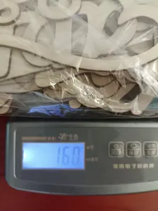 Vista detallada que muestra el peso del set de accesorios fotográficos de madera en báscula.