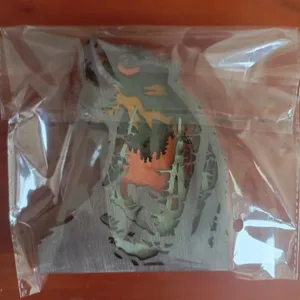 Sculpture de loup en bois multicouche avec silhouette de foret pour deco de table et artisanat.