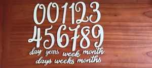 Detalle de números de hito de madera para recién nacidos y palabras de tiempo de bebés.