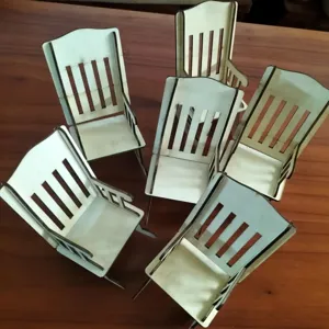 Vista dettagliata della sedia a dondolo in legno fai-da-te, ideale per la casa delle bambole.