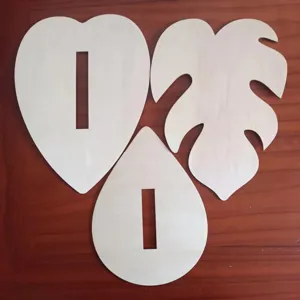 Détail du modèle de base de tissage en bois, avec formes géométriques et de feuilles.