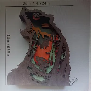 Vue détaillée de l'ornement de loup en bois sculpté multicouche montrant les dimensions.