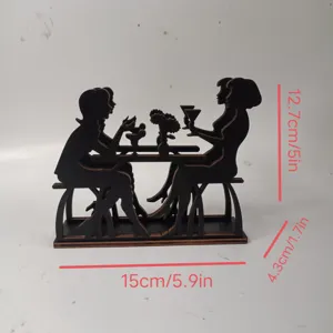 Dettaglio porta tovaglioli in legno con silhouette da pranzo e dimensioni precise del prodotto.