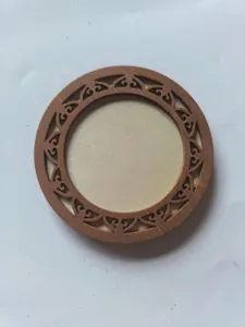 Vista detallada del marco de bordado de madera, accesorio artesanal redondo para proyectos DIY.