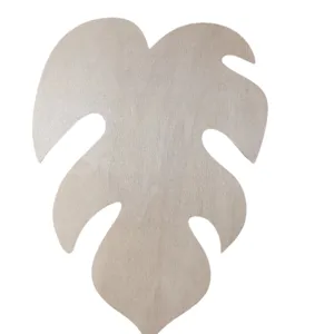 Décoration de maison en bois feuille de monstera, artisanat de forme de plante naturelle suspendue.