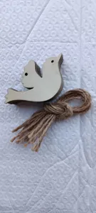 Ornement suspendu colombe en bois avec corde de jute, art laser pour decoration de noel.
