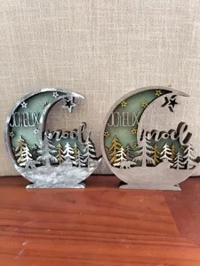 Décoration de table lune de Noël en bois avec design d'ours de forêt et de sapins.