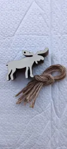 Ornements suspendus de cerf de Noël en bois découpés au laser avec ficelle de jute.