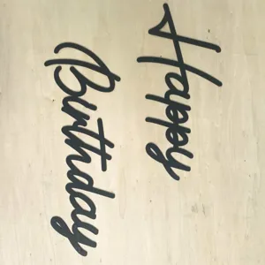 Lettres découpées en bois Happy Birthday pour décoration de maison et fête d'anniversaire.