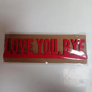 Détail de décoration d'angle de porte en bois rouge, enseigne citation anglaise.