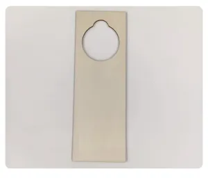 Detalle de colgador de puerta de madera, superficie lisa ideal para manualidades.