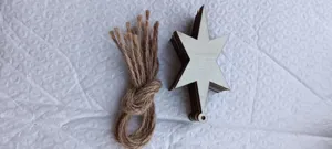 Découpes d'étoiles en bois et ficelle de jute naturelle, parfaites pour le bricolage de Noël.