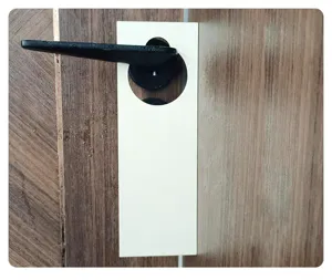 Letrero de puerta de madera en blanco detalle colgante, superficie lisa, pieza de decoración DIY.
