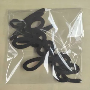 Set di ritagli di parole in corsivo di legno nero per decorazioni di feste in casa.