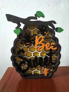 Nahaufnahme von Holz Bienenwabe Handwerk, mehrschichtiges geschnitztes Design mit süßem Text.