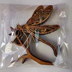 Ornement d'art en bois multicouche découpé au laser, décoration de bureau détaillée.