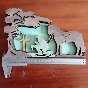 Adorno conmemorativo de madera 3D en capas con soldado y cruz, detalle para decoración del hogar.