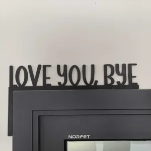 Ornement décoratif de lettre d'angle de porte en bois avec une citation inspirante.