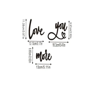 Decorazione murale con lettere in legno e relative dimensioni per interni romantici.