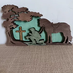 Artesanía de adorno de madera 3D de soldado y cruz vista detallada para decoración de mesa.