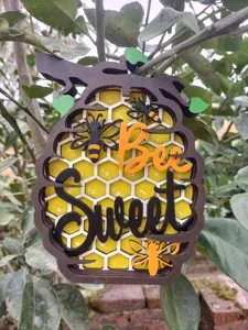 Holz Bienenwabe Hängedeko mit süßem Motiv, ideal für Ihr Zuhause und den Garten.