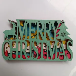 Décoration de Noël en bois ajouré avec design multicouche, gros plan détaillé.