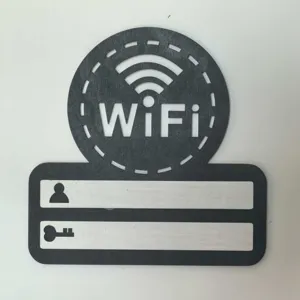 Holz WLAN Passwort Schild Detailansicht mit klarem Netzwerksymbol und Eingabefeldern.