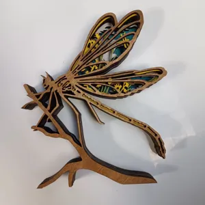 Ornement de libellule sculpté en bois multicouche décoration de bureau avec support.