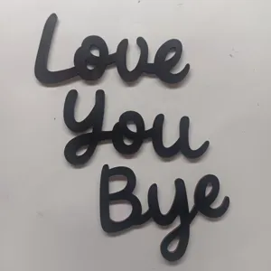 Dettaglio decorazione lettere in legno nero Love You Bye per parete o tavolo casa.