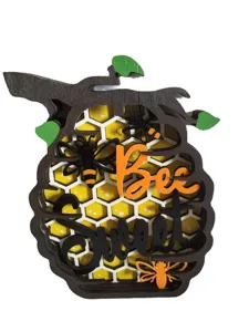 Holz geschichtetes Bienenstock Hängeschild mit süßen Bienen für Haus und Gartendekoration.