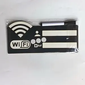 Detailansicht des Holz-WLAN-Passwortschilds mit beschreibbaren Feldern und Whiteboard-Marker.